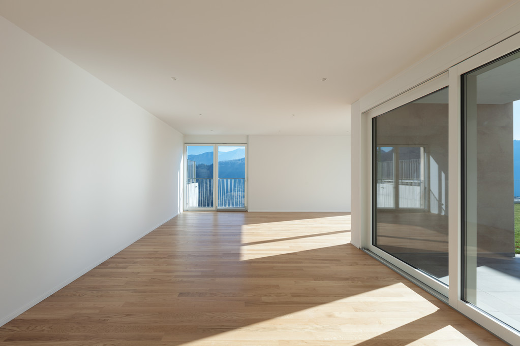 interior de um apartamento moderno, espaço aberto vazio, piso de madeira